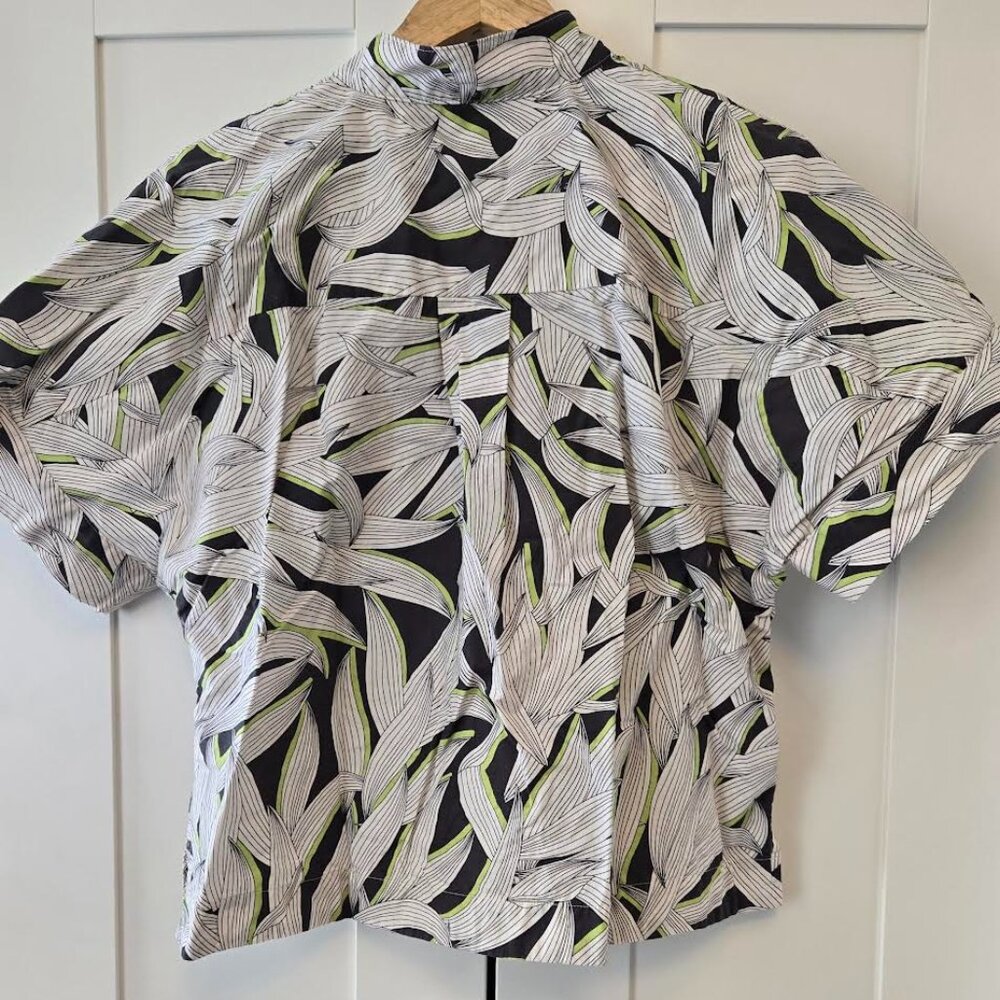 Stand Out in this Banana Republic Shirt Size: M